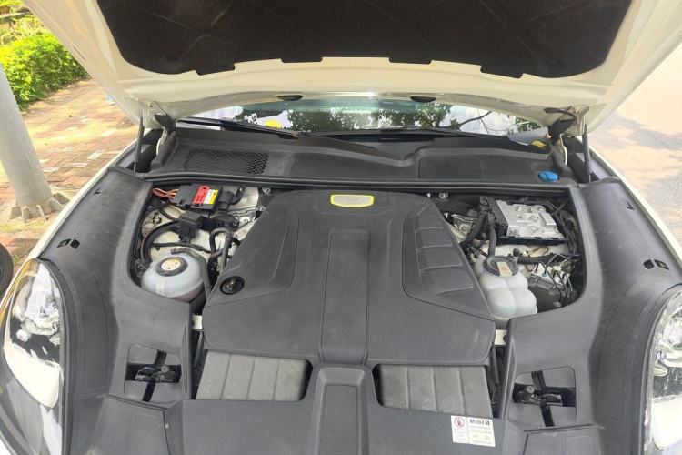 Used Porsche Cayenne E-Hybrid 2019 Cayenne E-Hybrid 2.0T Engine Bay