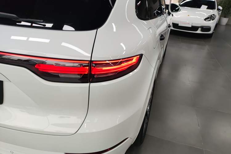 Used Porsche Cayenne E-Hybrid 2019 Cayenne E-Hybrid 2.0T Exterior 3