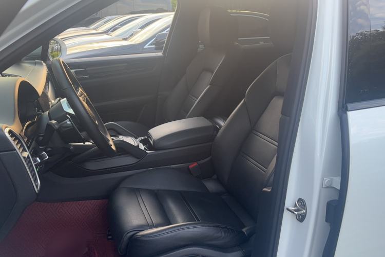 Used Porsche Cayenne E-Hybrid 2019 Cayenne E-Hybrid 2.0T Interior 1