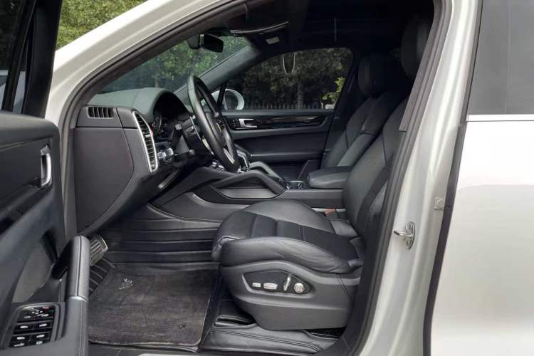 Used Porsche Cayenne E-Hybrid 2019 Cayenne E-Hybrid 2.0T Interior 1