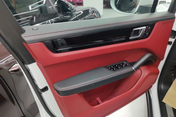 Used Porsche Cayenne E-Hybrid 2019 Cayenne E-Hybrid 2.0T Interior 7