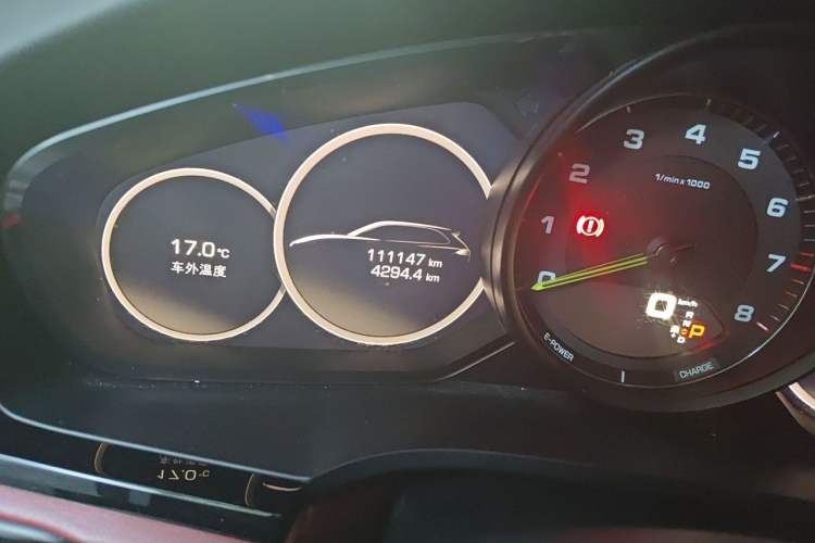 Used Porsche Cayenne E-Hybrid 2019 Cayenne E-Hybrid 2.0T Odometer Close Up