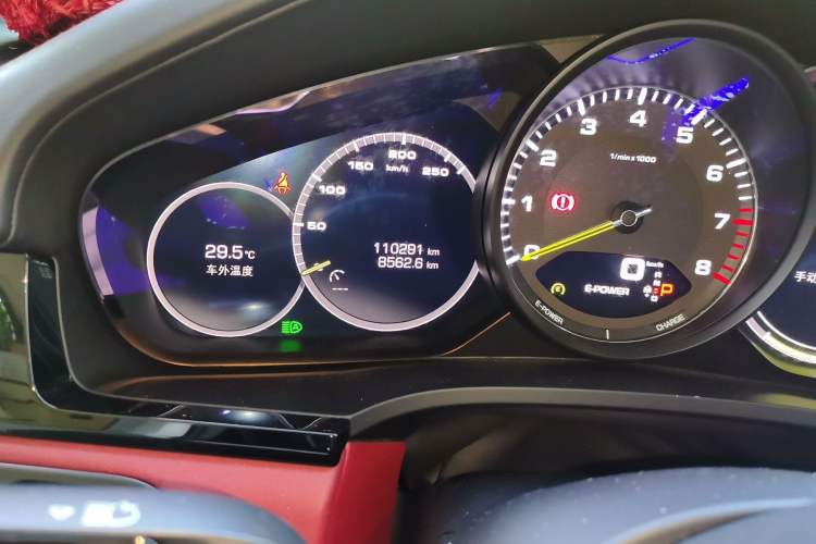 Used Porsche Cayenne E-Hybrid 2019 Cayenne E-Hybrid 2.0T Odometer Close Up