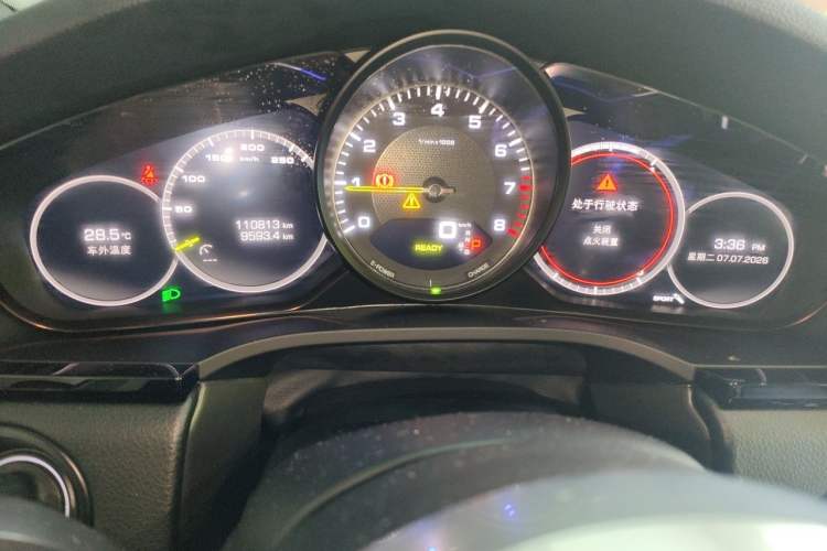 Used Porsche Cayenne E-Hybrid 2019 Cayenne E-Hybrid 2.0T Odometer Close Up