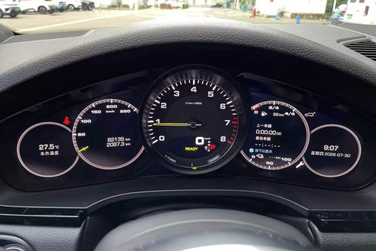Used Porsche Cayenne E-Hybrid 2019 Cayenne E-Hybrid 2.0T Odometer Close Up