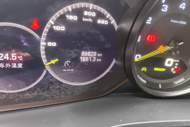 Used Porsche Cayenne E-Hybrid 2019 Cayenne E-Hybrid 2.0T Odometer Close Up