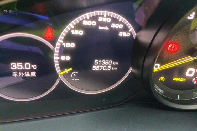 Used Porsche Cayenne E-Hybrid 2019 Cayenne E-Hybrid 2.0T Odometer Close Up