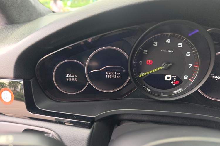 Used Porsche Cayenne E-Hybrid 2019 Cayenne E-Hybrid 2.0T Odometer Close Up