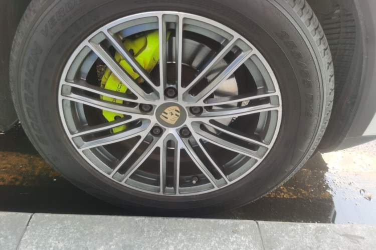 Used Porsche Cayenne E-Hybrid 2019 Cayenne E-Hybrid 2.0T Right Front Wheel Hub