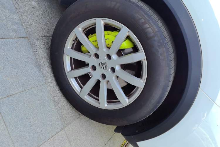 Used Porsche Cayenne E-Hybrid 2019 Cayenne E-Hybrid 2.0T Right Front Wheel Hub