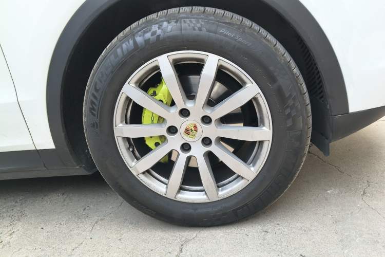 Used Porsche Cayenne E-Hybrid 2019 Cayenne E-Hybrid 2.0T Right Front Wheel Hub