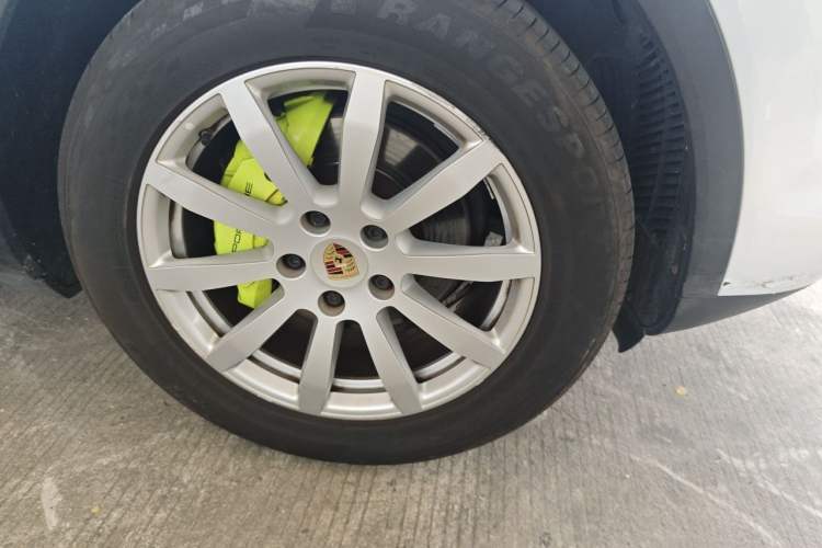 Used Porsche Cayenne E-Hybrid 2019 Cayenne E-Hybrid 2.0T Right Front Wheel Hub