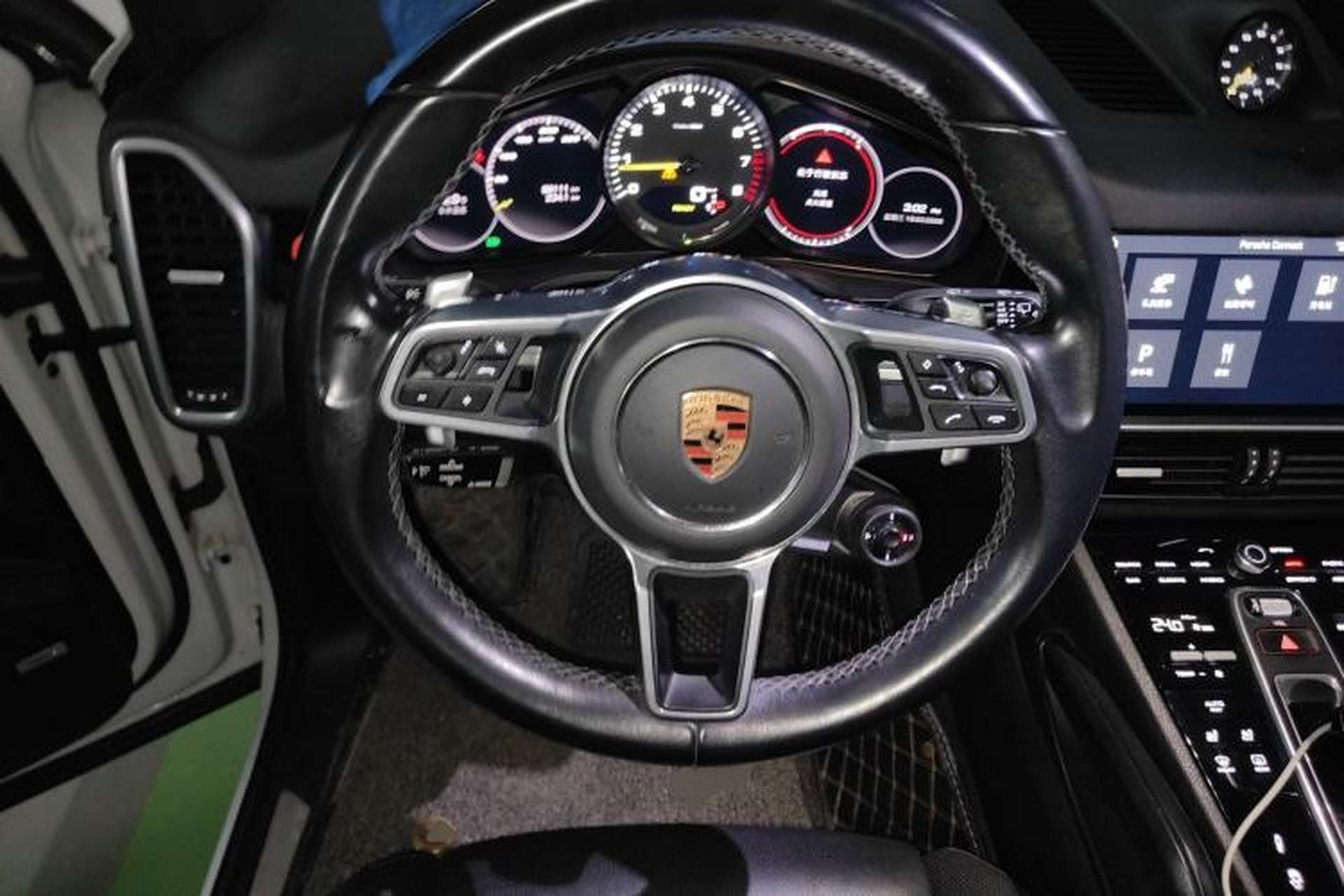 Used Porsche Cayenne E-Hybrid 2019 Cayenne E-Hybrid 2.0T Steering Wheel