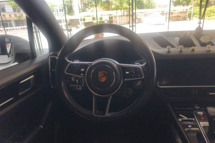 Used Porsche Cayenne E-Hybrid 2019 Cayenne E-Hybrid 2.0T Steering Wheel