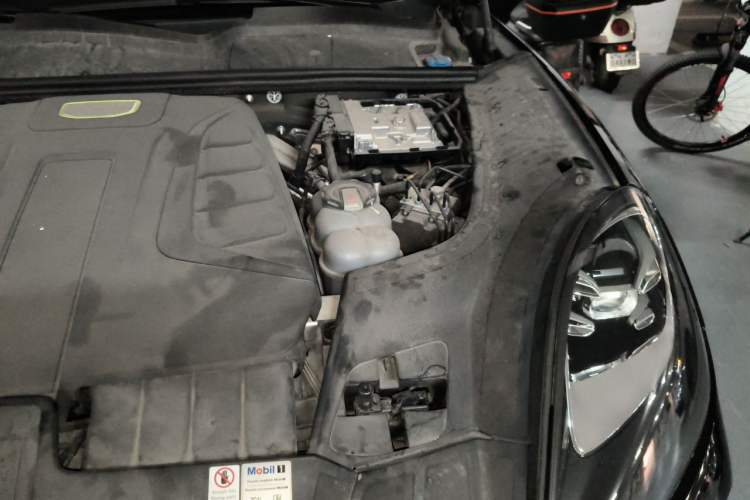 Used Porsche Cayenne E-Hybrid 2020 Cayenne E-Hybrid 2.0T Engine Bay Left