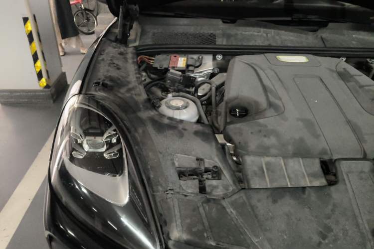 Used Porsche Cayenne E-Hybrid 2020 Cayenne E-Hybrid 2.0T Engine Bay Right