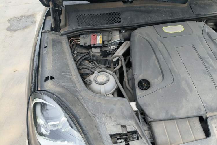 Used Porsche Cayenne E-Hybrid 2020 Cayenne E-Hybrid 2.0T Engine Bay Right