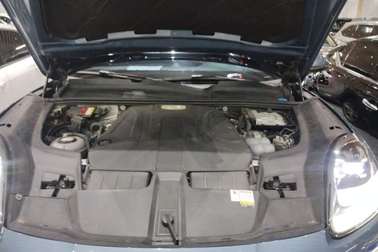 Used Porsche Cayenne E-Hybrid 2020 Cayenne E-Hybrid 2.0T Engine Bay