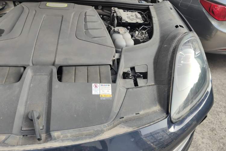 Used Porsche Cayenne E-Hybrid 2020 Cayenne E-Hybrid 2.0T Engine Bay Left