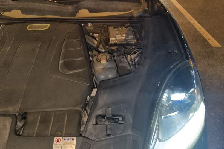Used Porsche Cayenne E-Hybrid 2020 Cayenne E-Hybrid 2.0T Engine Bay Left