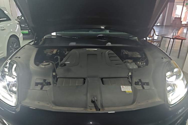 Used Porsche Cayenne E-Hybrid 2020 Cayenne E-Hybrid 2.0T Engine Bay