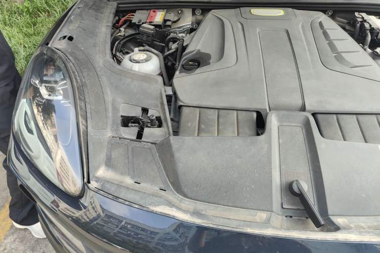 Used Porsche Cayenne E-Hybrid 2020 Cayenne E-Hybrid 2.0T Engine Bay Right