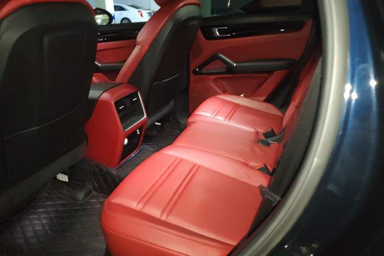 Used Porsche Cayenne E-Hybrid 2020 Cayenne E-Hybrid 2.0T Left Rear Seat