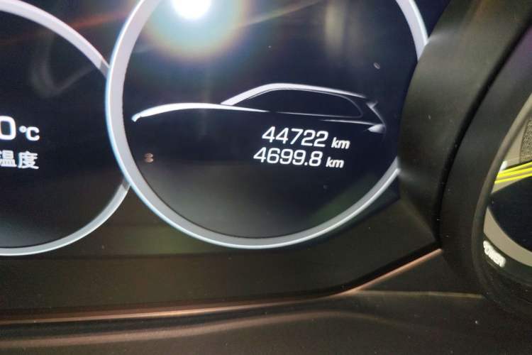 Used Porsche Cayenne E-Hybrid 2020 Cayenne E-Hybrid 2.0T Odometer Close Up