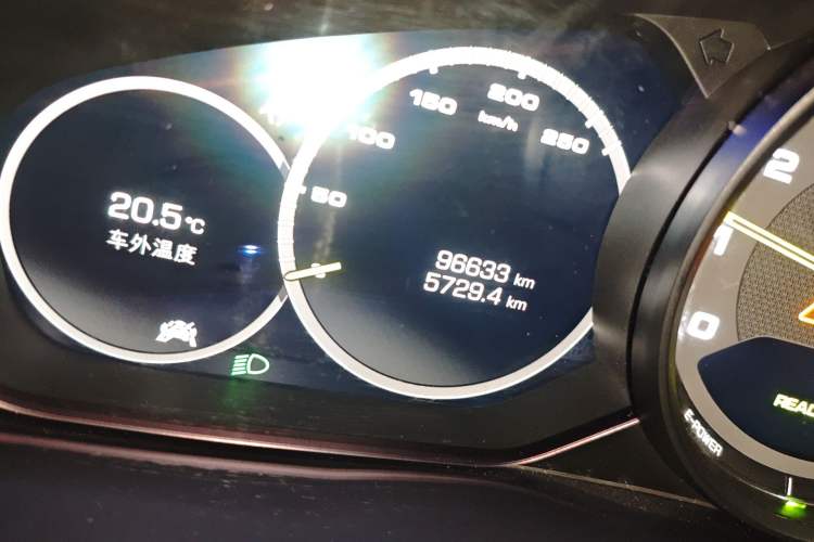 Used Porsche Cayenne E-Hybrid 2020 Cayenne E-Hybrid 2.0T Odometer Close Up