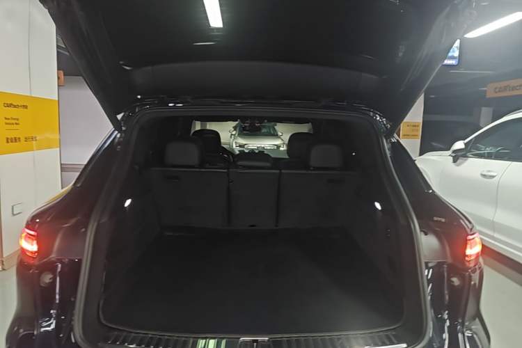 Used Porsche Cayenne E-Hybrid 2020 Cayenne E-Hybrid 2.0T Trunk