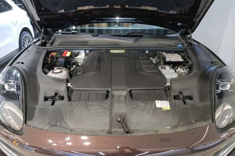 Used Porsche Cayenne E-Hybrid 2020 Cayenne E-Hybrid 2.0T Engine Bay