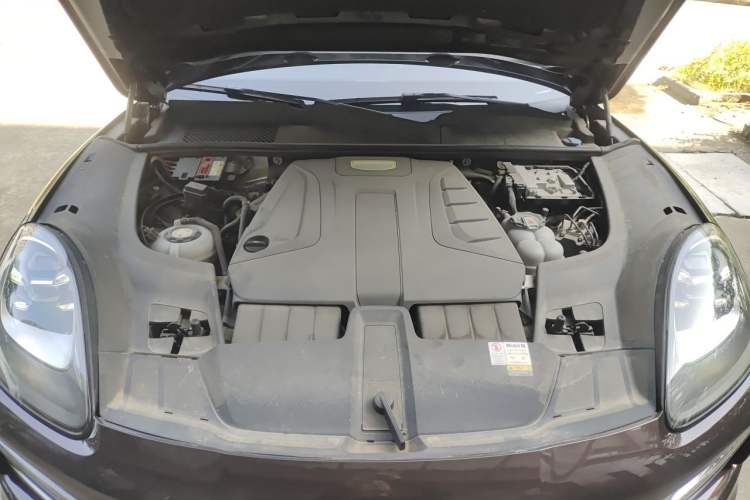 Used Porsche Cayenne E-Hybrid 2020 Cayenne E-Hybrid 2.0T Engine Bay