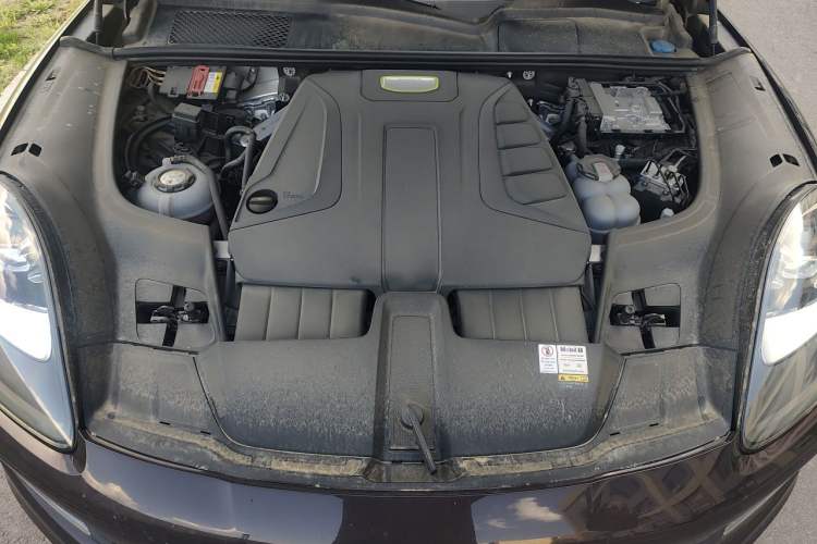 Used Porsche Cayenne E-Hybrid 2020 Cayenne E-Hybrid 2.0T Engine Bay