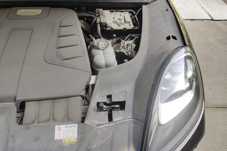 Used Porsche Cayenne E-Hybrid 2020 Cayenne E-Hybrid 2.0T Engine Bay Left