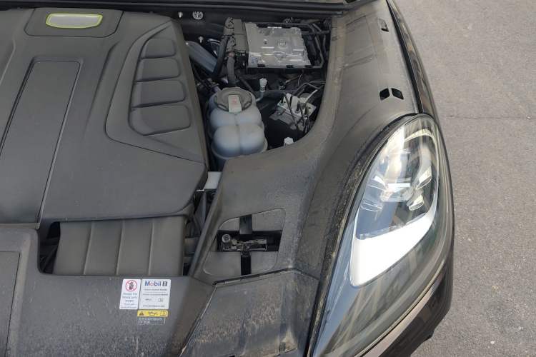 Used Porsche Cayenne E-Hybrid 2020 Cayenne E-Hybrid 2.0T Engine Bay Left