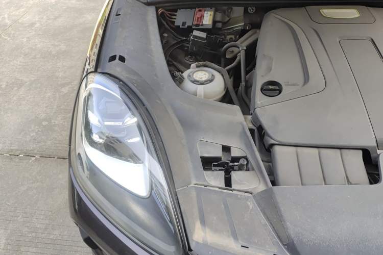 Used Porsche Cayenne E-Hybrid 2020 Cayenne E-Hybrid 2.0T Engine Bay Right