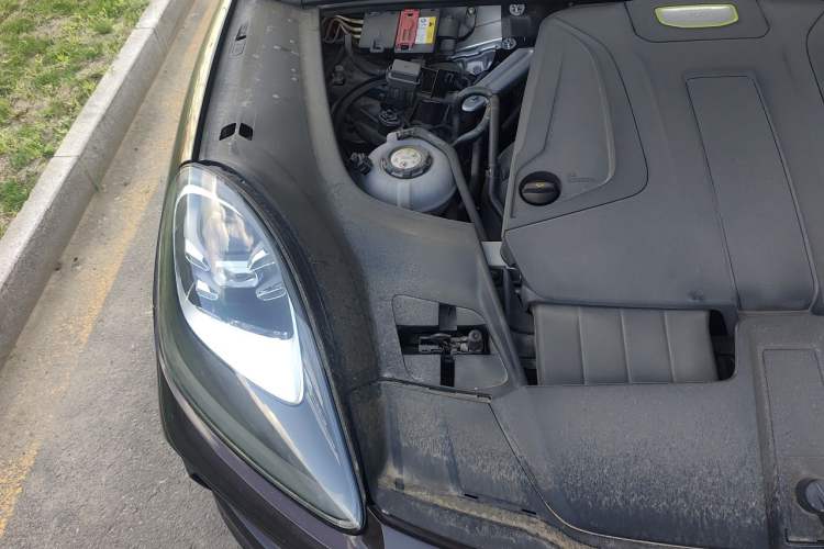 Used Porsche Cayenne E-Hybrid 2020 Cayenne E-Hybrid 2.0T Engine Bay Right