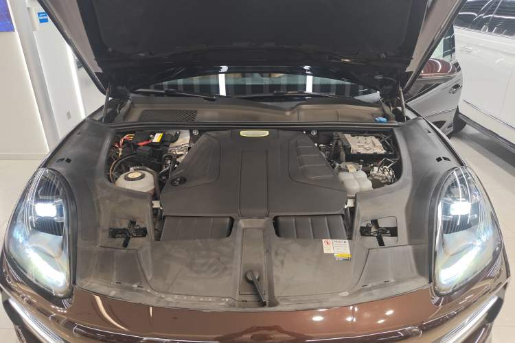 Used Porsche Cayenne E-Hybrid 2020 Cayenne E-Hybrid 2.0T Engine Bay