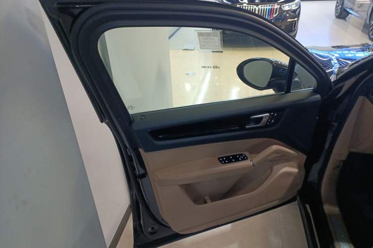 Used Porsche Cayenne E-Hybrid 2020 Cayenne E-Hybrid 2.0T Left Front Door Interior