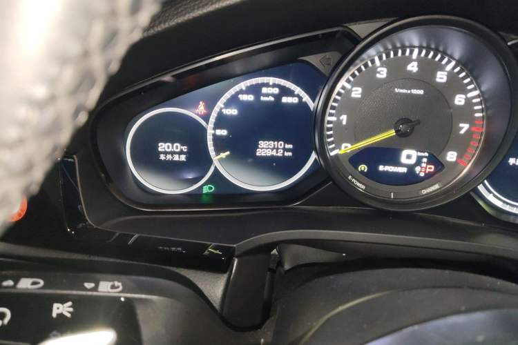 Used Porsche Cayenne E-Hybrid 2020 Cayenne E-Hybrid 2.0T Odometer Close Up