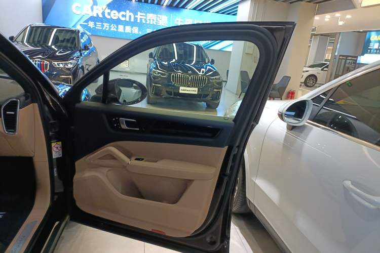 Used Porsche Cayenne E-Hybrid 2020 Cayenne E-Hybrid 2.0T Right Front Door Interior