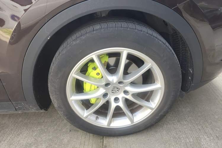 Used Porsche Cayenne E-Hybrid 2020 Cayenne E-Hybrid 2.0T Right Front Wheel Hub