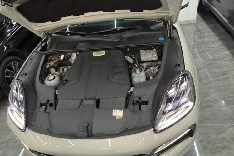 Used Porsche Cayenne E-Hybrid 2020 Cayenne E-Hybrid 2.0T Engine Bay