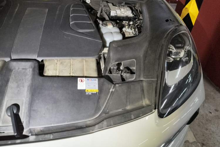 Used Porsche Cayenne E-Hybrid 2020 Cayenne E-Hybrid 2.0T Engine Bay Left