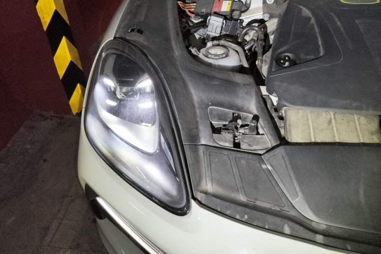 Used Porsche Cayenne E-Hybrid 2020 Cayenne E-Hybrid 2.0T Engine Bay Right