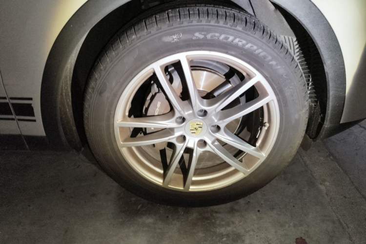 Used Porsche Cayenne E-Hybrid 2020 Cayenne E-Hybrid 2.0T Right Front Wheel Hub