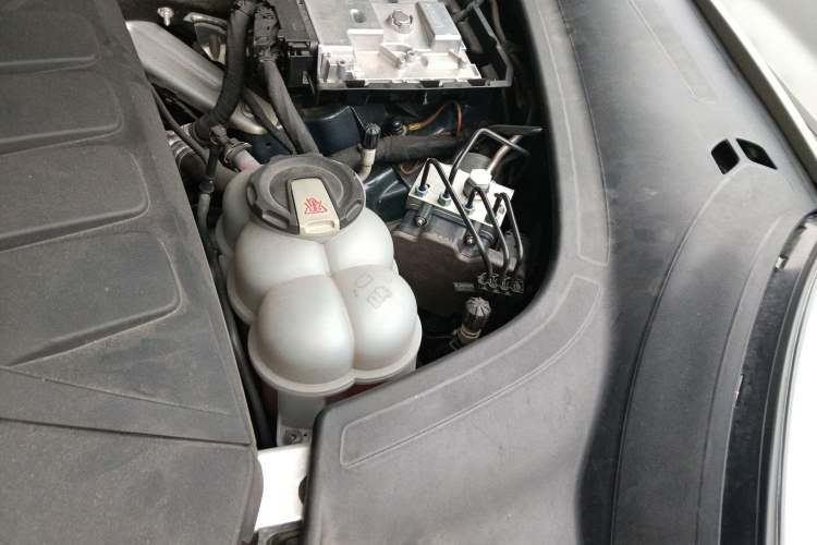 Used Porsche Cayenne E-Hybrid 2020 Cayenne E-Hybrid 2.0T Engine Bay Left