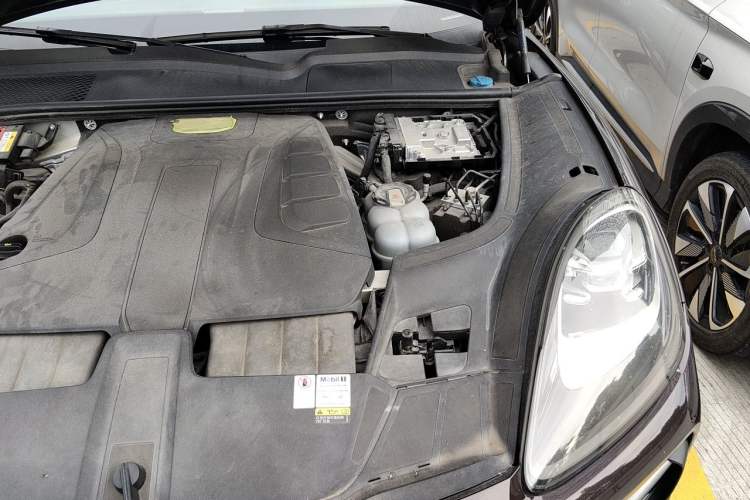 Used Porsche Cayenne E-Hybrid 2020 Cayenne E-Hybrid 2.0T Engine Bay Left