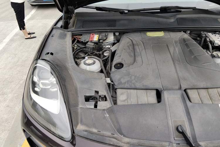 Used Porsche Cayenne E-Hybrid 2020 Cayenne E-Hybrid 2.0T Engine Bay Right