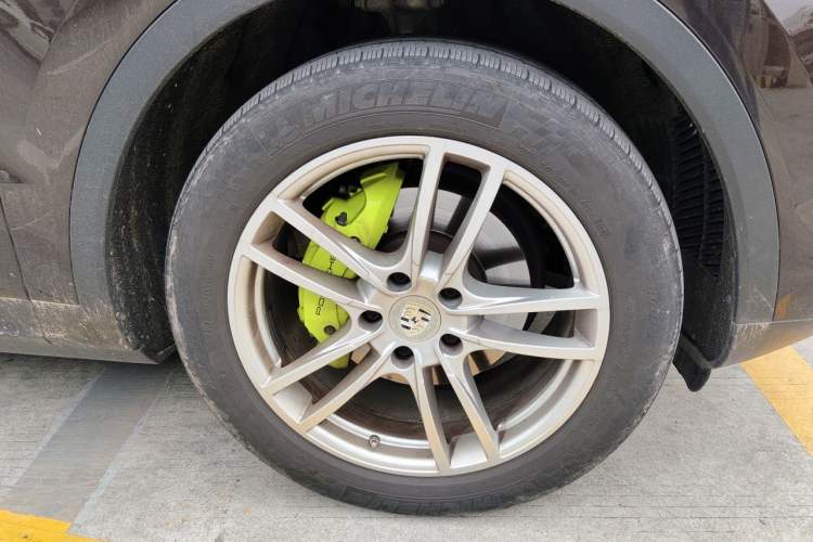 Used Porsche Cayenne E-Hybrid 2020 Cayenne E-Hybrid 2.0T Right Front Wheel Hub